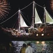 Barco pirata de noche con fuegos artificiales