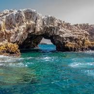 Grupo de personas nadando en el mar